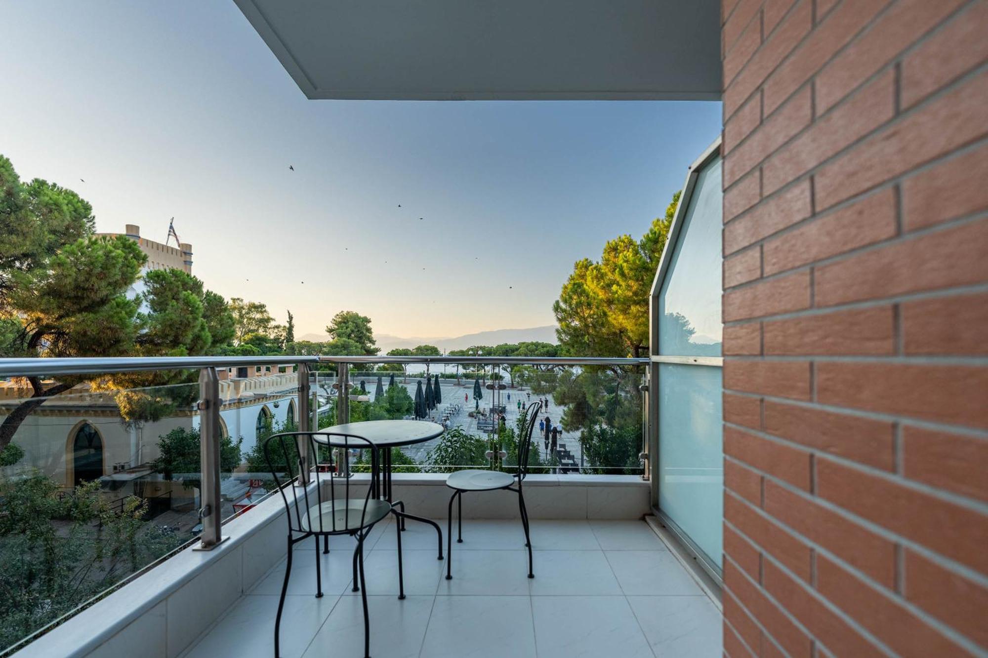 Byron Luxury Apartments Aigio Exterior foto